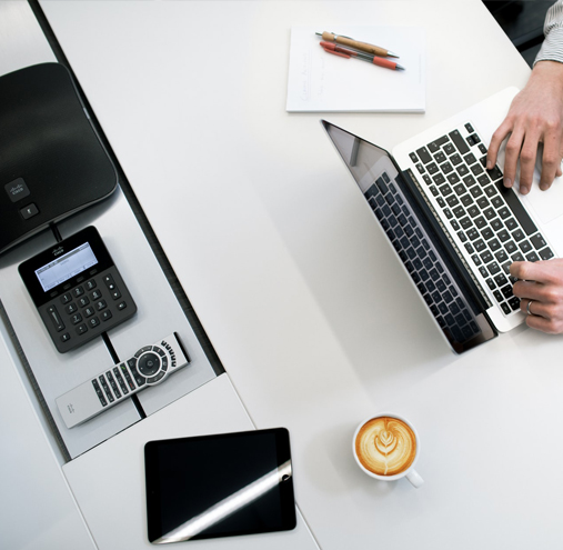 Pessoa recebendo a chave do carro